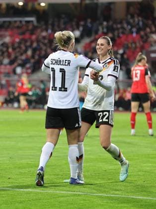 14.04.2026 - Fussball Frauenfussball - Länderspiel - WM-Qualifikationsspiel Qualikfikation Qualifikationsspiel zur Weltmeisterschaft 2027 - Deutschland gg Österreich - Sportfoto Zink DaMa - xdaxmax - Jubel Freude Torjubel nach Tor zum 5:1 - Lea Schüller Schueller (11, Deutschland ) Jule Brand (22, Deutschland ) jubelt freut sich - Torschütze: Lea Schüller Schueller (11, Deutschland )