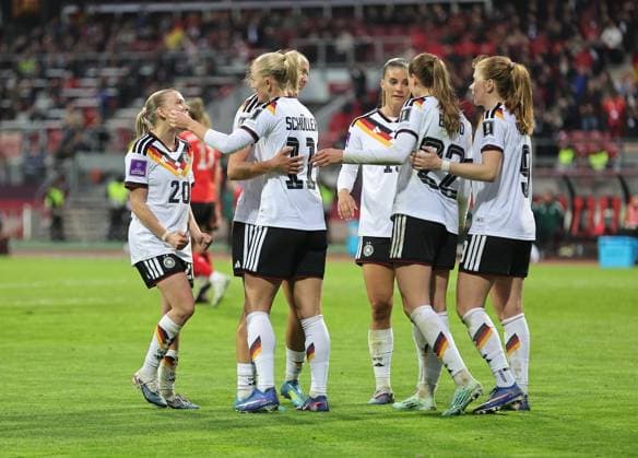 14.04.2026 - Fussball Frauenfussball - Länderspiel - WM-Qualifikationsspiel Qualikfikation Qualifikationsspiel zur Weltmeisterschaft 2027 - Deutschland gg Österreich - Sportfoto Zink DaMa - xdaxmax - Jubel Freude Torjubel nach Tor zum 5:1 - Lea Schüller Schueller (11, Deutschland ) und Mannschaft Team jubelt freut sich - Torschütze: Lea Schüller Schueller (11, Deutschland )