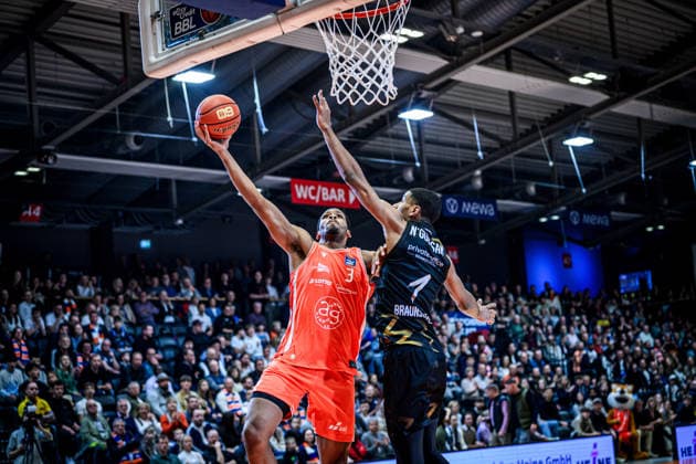 easycredit BBL Basketball Bundesliga 2025 2026 Nachholspiel 23. Spieltag 14.04.2026 Science City Jena vs Basketball Löwen Braunschweig v.li. William McNair (Jena) Korbleger gegen David NGuessan (Braunschweig) Sparkassen Arena
