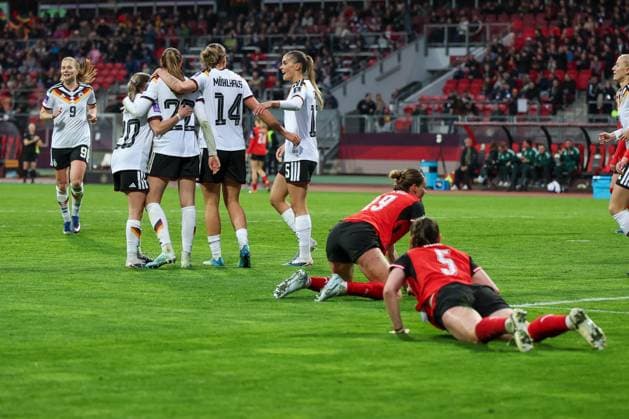 Torjubel der deutschen Frauen-Nationalmanschaft nach dem 4:0 durch Jule Brand 22 (Deutschland), Deutschland vs. Oesterreich, DFB, Fussball, Frauen, Qualifikation zur Frauen-WM, Gruppenphase, Gruppe D, Spieltag 3 von 6, Saison 2025 26, 14.04.2026 Nuernberg Bayern Deutschland