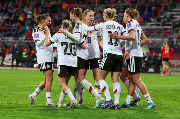 Torjubel der deutschen Frauen-Nationalmanschaft nach dem 4:0 durch Jule Brand 22 (Deutschland), Deutschland vs. Oesterreich, DFB, Fussball, Frauen, Qualifikation zur Frauen-WM, Gruppenphase, Gruppe D, Spieltag 3 von 6, Saison 2025 26, 14.04.2026 Nuernberg Bayern Deutschland
