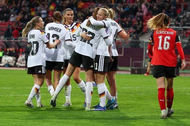 Torjubel der deutschen Frauen-Nationalmanschaft. nach dem 4:0 durch Jule Brand 22 (Deutschland), Deutschland vs. Oesterreich, DFB, Fussball, Frauen, Qualifikation zur Frauen-WM, Gruppenphase, Gruppe D, Spieltag 3 von 6, Saison 2025 26, 14.04.2026 Nuernberg Bayern Deutschland