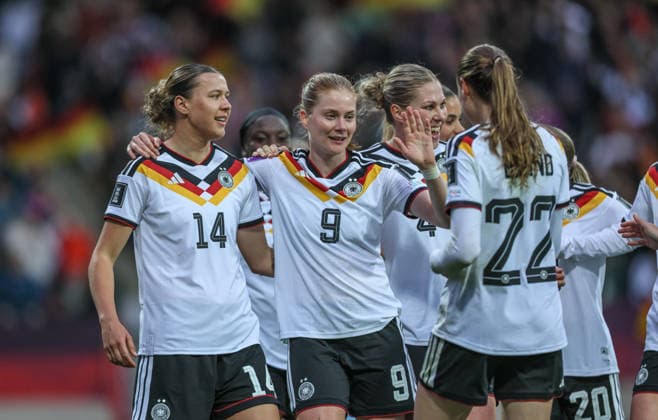 GER, Nürnberg, Deutschland vs Österreich, Länderspiel, Fussball, FIFA, Spielzeit 2026 2027, WM-Qualifikation, Max-Morlock-Stadion, 3. Spieltag im Bild: Sjoeke Nüsken (Deutschland Frauen 9), Tor, Jubel und Freude, Emotionen, 3:0, Larissa Mühlhaus (Deutschland Frauen 15), Rebecca Knaak (Deutschland Frauen 4) DFB DFL REGULATIONS PROHIBIT ANY USE OF PHOTOGRAPHS AS IMAGE SEQUENCES AND OR QUASI-VIDEO, 14.04.2026 Copyright: HMBxMedia HendrikxHamelau