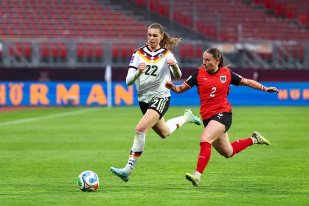 Jule Brand (22, Deutschland) und Chiara D Angelo (2, Österreich) beim Spiel zwischen Deutschland v Österreich, Fußball, Frauen, Frauen-WM-Qualifikation, 2025 2026, 3.Spieltag am 14.04.2026 in Nürnberg, Max-Morlock-Stadion. Bayern Deutschland