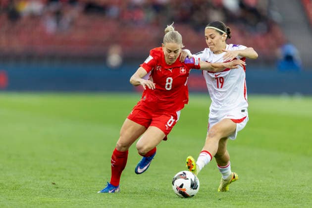 14 04 2026, Zurich, Letzigrund, European Qualifiers Women: Switzerland - Turkey, Nadine Riesen of Switzerland (L) battles for the ball with Busem Seker of TurkiÌ‡ye (R) Zurich Letzigrund Zurich Switzerland Copyright: xJustPictures.ch PascalxKesselmarkx jp-en-PaKe-_62A0119