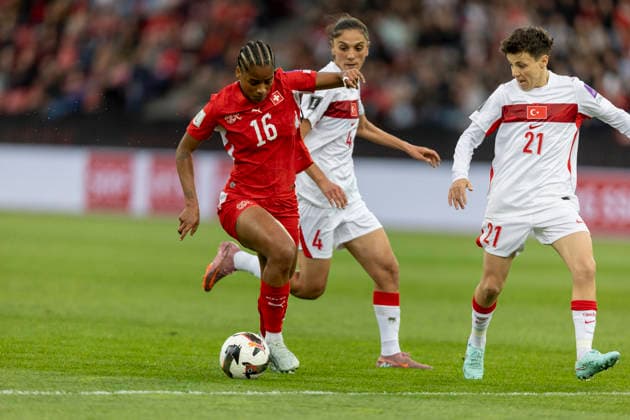 14 04 2026, Zurich, Letzigrund, European Qualifiers Women: Switzerland - Turkey, Aurelie Csillag of Switzerland (L) controls the ball under pressure from Eda Karatas of TurkiÌ‡ye and Gulbin Hiz of TurkiÌ‡ye Zurich Letzigrund Zurich Switzerland Copyright: xJustPictures.ch PascalxKesselmarkx jp-en-PaKe-_62A0250