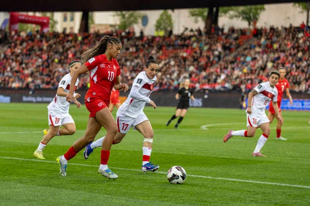 14 04 2026, Zurich, Letzigrund, European Qualifiers Women: Switzerland - Turkey, Sydney Schertenleib of Switzerland (L) controls the ball under pressure from Ilayda Civelek of TurkiÌ‡ye (R) Zurich Letzigrund Zurich Switzerland Copyright: xJustPictures.ch PascalxKesselmarkx jp-en-PaKe-_62B0347