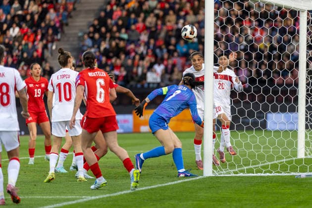 14 04 2026, Zurich, Letzigrund, European Qualifiers Women: Switzerland - Turkey, Eda Karatas of TurkiÌ‡ye saves the ball on the line Zurich Letzigrund Zurich Switzerland Copyright: xJustPictures.ch PascalxKesselmarkx jp-en-PaKe-_62B0373