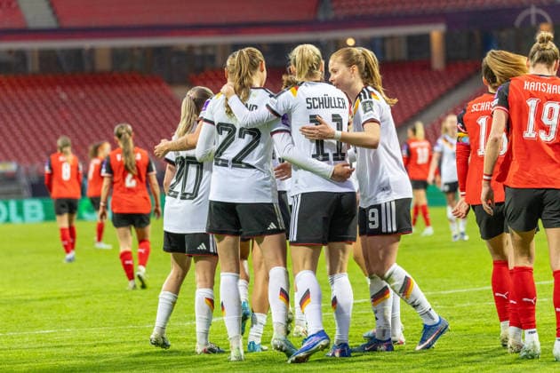 Deutschland: Fußball WM-Qualifikation Europa Frauen 2026, 3. Spieltag - Deutschland vs Österreich - Max-Morlock-Stadion (Nürnberg) : Torjubel nach dem Tor zum 4:0 für Deutschland durch Torschützin Brand Jule (Deutsche Frauen Nationalmannschaft, 22), Senß Elisa (Deutsche Frauen Nationalmannschaft, 20), Schüller Lea (Deutsche Frauen Nationalmannschaft, 11),Cerci Selina (Deutsche Frauen Nationalmannschaft, 15), Wamser Carlotta (Deutsche Frauen Nationalmannschaft, 13) Copyright: xMichellexLukax