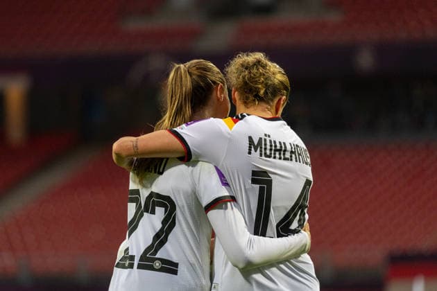 Deutschland: Fußball WM-Qualifikation Europa Frauen 2026, 3. Spieltag - Deutschland vs Österreich - Max-Morlock-Stadion (Nürnberg) : Torjubel nach dem Tor zum 4:0 für Deutschland durch Torschützin Brand Jule (Deutsche Frauen Nationalmannschaft, 22), Mühlhaus Larissa (Deutsche Frauen Nationalmannschaft, 14) Copyright: xMichellexLukax