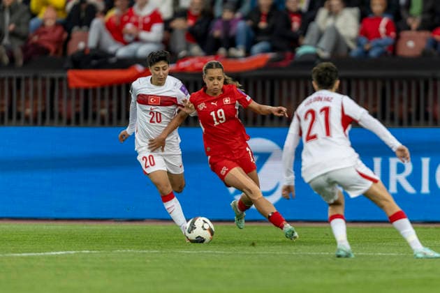 14 04 2026, Zurich, Letzigrund, European Qualifiers Women: Switzerland - Turkey, Iman Beney of Switzerland (R) battles for the ball with Elif Keskin of TurkiÌ‡ye (L) Zurich Letzigrund Zurich Switzerland Copyright: xJustPictures.ch PascalxKesselmarkx jp-en-PaKe-_62A0312