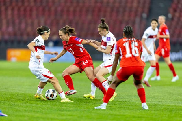 14 04 2026, Zurich, Letzigrund, European Qualifiers Women: Switzerland - Turkey, Lia Walti of Switzerland battles for the ball Zurich Letzigrund Zurich Switzerland Copyright: xJustPictures.ch PascalxKesselmarkx jp-en-PaKe-_62A0376