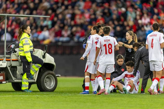 14 04 2026, Zurich, Letzigrund, European Qualifiers Women: Switzerland - Turkey, Gulbin Hiz of TurkiÌ‡ye lies injured on the ground Zurich Letzigrund Zurich Switzerland Copyright: xJustPictures.ch PascalxKesselmarkx jp-en-PaKe-_62A0387