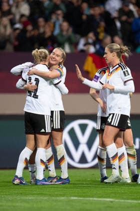 Lea Schüller (11 Germany) und Janina Minge (5 Germany) jubeln über das Tor zum 5-1 beim Länderspiel zwischen Deutschland - Österreich am 14.04.2026 in Nürnberg. Nürnberg Max-Morlock-Stadion Bayern Deutschland