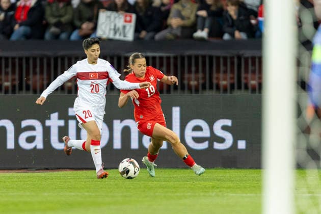 14 04 2026, Zurich, Letzigrund, European Qualifiers Women: Switzerland - Turkey, Iman Beney of Switzerland (R) battles for the ball with Elif Keskin of TurkiÌ‡ye (L) Zurich Letzigrund Zurich Switzerland Copyright: xJustPictures.ch PascalxKesselmarkx jp-en-PaKe-_62A0542