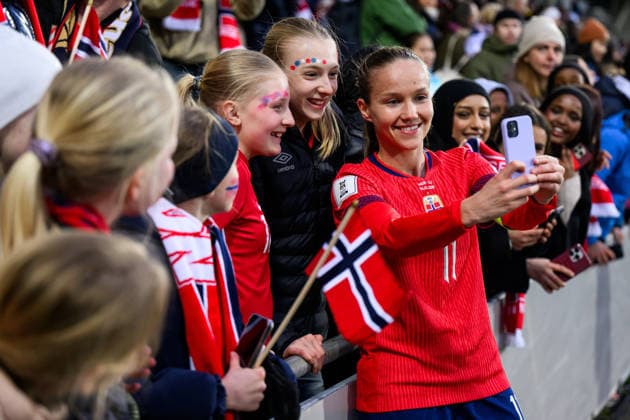 260414 Guro Reiten of Norway with fans after the FIFA Women s World Cup Qualifier football match between Norway and Slovenia on April 14, 2026 in Lillestrom. Photo: Marius Simensen BILDBYRAN COP 238 VG0919 bbeng fotball soccer football fotboll FIFA World Cup, WM, Weltmeisterschaft, Fussball qualifiers vm-kvalifisering kvinner vm kvalik landskamp dam norge norway slovenien slovenia publik jubel Copyright: MARIUSxSIMENSEN BB260414BB650