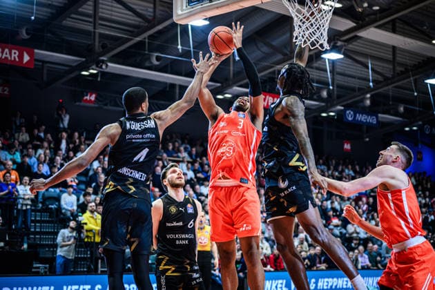 easycredit BBL Basketball Bundesliga 2025 2026 Nachholspiel 23. Spieltag 14.04.2026 Science City Jena vs Basketball Löwen Braunschweig William McNair (Jena) beim schweren Korbleger gegen links David NGuessan (Braunschweig) Sparkassen Arena