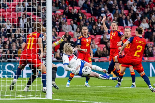 England Women v Spain Women, Women s World Cup Qualifier GOAL scores 1-0 England Women forward Lauren Hemp (11) shoots at goal and scores during the Women s World Cup Qualifier match between England Women and Spain Women at Wembley Stadium, London, UK on 14 April 2026. London Wembley Stadium Greater London UK Editorial use only , Copyright: xManjitxNarotrax PSI-24058-0014