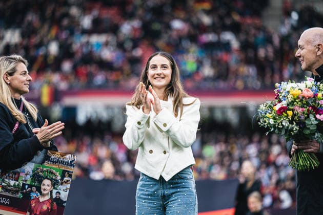 Deutschland: Fußball WM-Qualifikation Europa Frauen 2026, 3. Spieltag - Deutschland vs Österreich - Max-Morlock-Stadion (Nürnberg): Verabschiedung von Sara Däbritz Sara Dabritz durch Bernd Neuendorf und Nia Künzer Nia Kunzer Copyright: xAylinxKreutzsteinx
