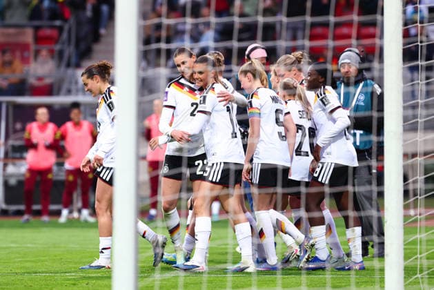Sjoeke Nüsken (9, Deutschland) und Team (Deutschland) Tor zum 3 : 0 beim Spiel zwischen Deutschland v Österreich, Fußball, Frauen, Frauen-WM-Qualifikation, 2025 2026, 3.Spieltag am 14.04.2026 in Nürnberg, Max-Morlock-Stadion. Bayern Deutschland