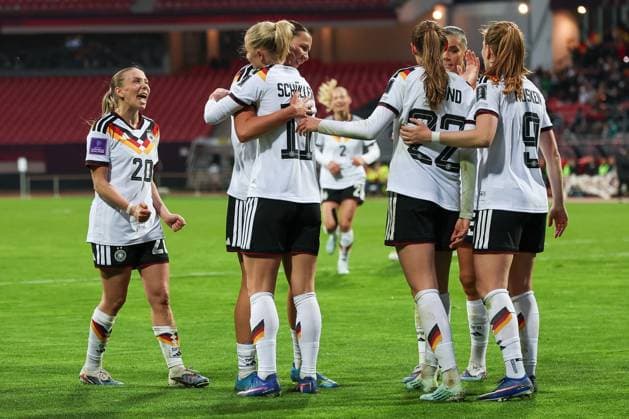 Torjubel der deutschen Frauen-Nationalmanschaft nach dem Tor zum 5:1 durch Lea Schueller 11 (Deutschland), Deutschland vs. Oesterreich, DFB, Fussball, Frauen, Qualifikation zur Frauen-WM, Gruppenphase, Gruppe D, Spieltag 3 von 6, Saison 2025 26, 14.04.2026 Nuernberg Bayern Deutschland