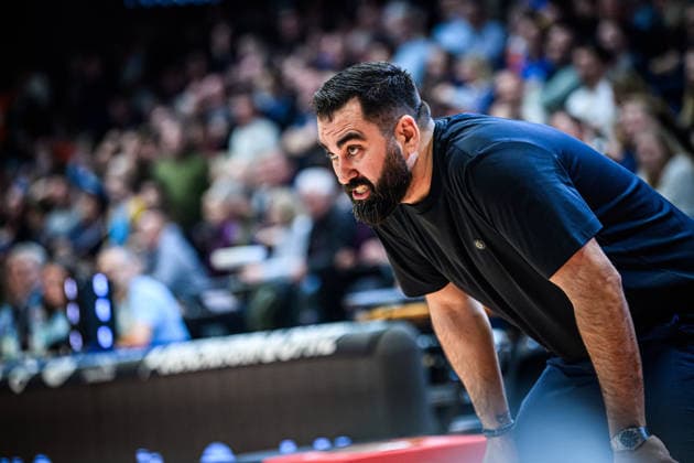 easycredit BBL Basketball Bundesliga 2025 2026 Nachholspiel 23. Spieltag 14.04.2026 Science City Jena vs Basketball Löwen Braunschweig Braunschweig Trainer Ramon Diaz Sanchez hoch konzentriert an der Seitenlinie, Portrait Sparkassen Arena