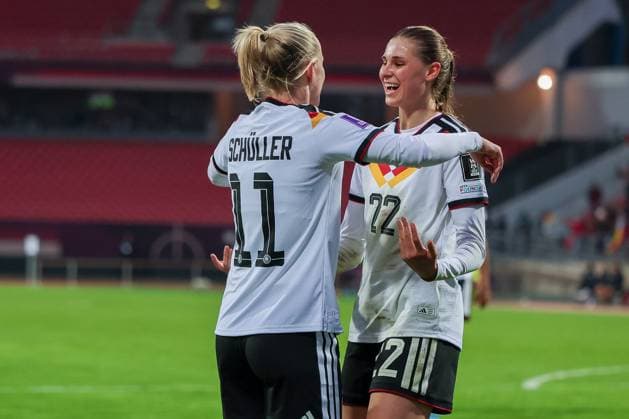 Lea Schueller 11 (Deutschland) und Jule Brand 22 (Deutschland) jubeln nach dem Tor zum 5:1, Deutschland vs. Oesterreich, DFB, Fussball, Frauen, Qualifikation zur Frauen-WM, Gruppenphase, Gruppe D, Spieltag 3 von 6, Saison 2025 26, 14.04.2026 Nuernberg Bayern Deutschland
