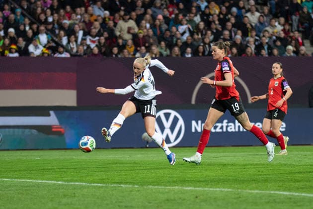 Lea Schüller (11 Germany) mit dem Schuss zum 5:1 beim Länderspiel zwischen Deutschland - Österreich am 14.04.2026 in Nürnberg. Nürnberg Max-Morlock-Stadion Bayern Deutschland