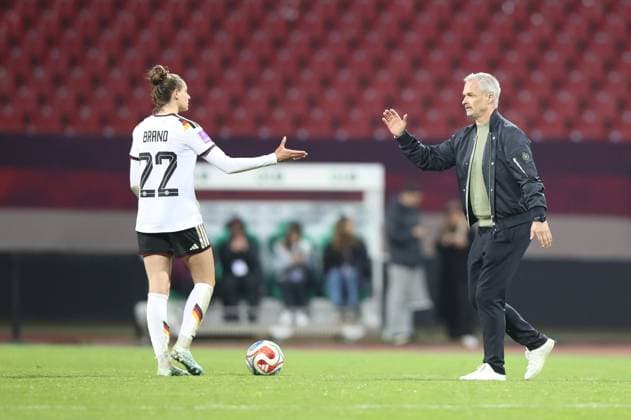 14.04.2026 - Fussball Frauenfussball - Länderspiel - WM-Qualifikationsspiel Qualikfikation Qualifikationsspiel zur Weltmeisterschaft 2027 - Deutschland gg Österreich - Sportfoto Zink DaMa - xdaxmax - Jubel Freude nach Spielende: Jule Brand (22, Deutschland ) Christian Wück ( Trainer, Deutschland ) klatschen ab