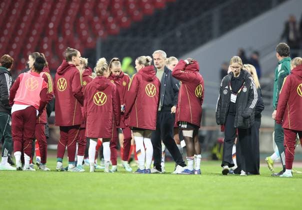 14.04.2026 - Fussball Frauenfussball - Länderspiel - WM-Qualifikationsspiel Qualikfikation Qualifikationsspiel zur Weltmeisterschaft 2027 - Deutschland gg Österreich - Sportfoto Zink DaMa - xdaxmax - Jubel Freude nach Spielende: Mannschaft Team und Christian Wück ( Trainer, Deutschland ) der deutschen Nationalmannschaft klatschen ab