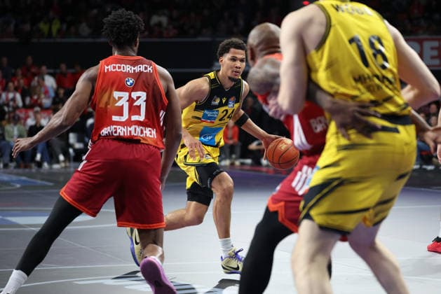 Brandon Tischler (MHP Riesen Ludwigsburg, 24) mit David McCormack (FC Bayern Basketball, 33), GER, FC Bayern Basketball vs. MHP Riesen Ludwigsburg, Basketball, easycredit Basketball Bundesliga, 13. Spieltag, Saison 2025 2026, 14.04.2026, GER, FC Bayern Basketball vs. MHP Riesen Ludwigsburg, Basketball, easycredit Basketball Bundesliga, 13. Spieltag, Saison 2025 2026, 14.04.2026 Muenchen Copyright: xEibner-Pressefoto JennixMaulx EP_JML
