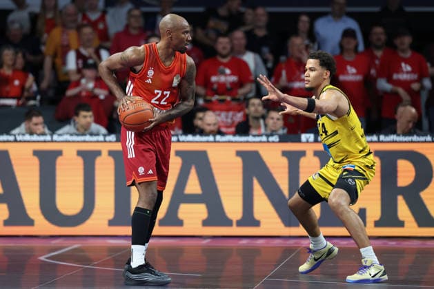 Isiaha Mike (FC Bayern Basketball, 22) mit Brandon Tischler (MHP Riesen Ludwigsburg, 24), GER, FC Bayern Basketball vs. MHP Riesen Ludwigsburg, Basketball, easycredit Basketball Bundesliga, 13. Spieltag, Saison 2025 2026, 14.04.2026, GER, FC Bayern Basketball vs. MHP Riesen Ludwigsburg, Basketball, easycredit Basketball Bundesliga, 13. Spieltag, Saison 2025 2026, 14.04.2026 Muenchen Copyright: xEibner-Pressefoto JennixMaulx EP_JML