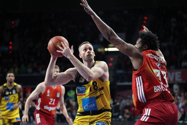 Jonas Wohlfarth-Bottermann (MHP Riesen Ludwigsburg, 18) mit David McCormack (FC Bayern Basketball, 33), GER, FC Bayern Basketball vs. MHP Riesen Ludwigsburg, Basketball, easycredit Basketball Bundesliga, 13. Spieltag, Saison 2025 2026, 14.04.2026, GER, FC Bayern Basketball vs. MHP Riesen Ludwigsburg, Basketball, easycredit Basketball Bundesliga, 13. Spieltag, Saison 2025 2026, 14.04.2026 Muenchen Copyright: xEibner-Pressefoto JennixMaulx EP_JML