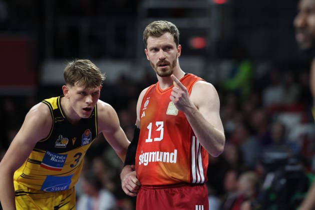 Andreas Obst (FC Bayern Basketball, 13) gestikuliert, mit Stefan Smith (MHP Riesen Ludwigsburg, 03), GER, FC Bayern Basketball vs. MHP Riesen Ludwigsburg, Basketball, easycredit Basketball Bundesliga, 13. Spieltag, Saison 2025 2026, 14.04.2026, GER, FC Bayern Basketball vs. MHP Riesen Ludwigsburg, Basketball, easycredit Basketball Bundesliga, 13. Spieltag, Saison 2025 2026, 14.04.2026 Muenchen Copyright: xEibner-Pressefoto JennixMaulx EP_JML