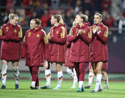 14.04.2026 - Fussball Frauenfussball - Länderspiel - WM-Qualifikationsspiel Qualikfikation Qualifikationsspiel zur Weltmeisterschaft 2027 - Deutschland gg Österreich - Sportfoto Zink DaMa - xdaxmax - Jubel Freude nach Spielende: Mannschaft Team der deutschen Nationalmannschaft applaudiert klatscht in die Hände - bedanken sich bei Zuschauer Publikum Fans