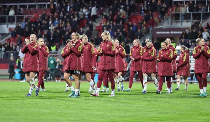 14.04.2026 - Fussball Frauenfussball - Länderspiel - WM-Qualifikationsspiel Qualikfikation Qualifikationsspiel zur Weltmeisterschaft 2027 - Deutschland gg Österreich - Sportfoto Zink DaMa - xdaxmax - Jubel Freude nach Spielende: Mannschaft Team der deutschen Nationalmannschaft applaudiert klatscht in die Hände - bedanken sich bei Zuschauer Publikum Fans