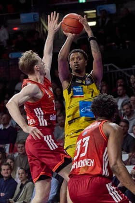 Deutsche Basketball Bundesliga (BBL), FC Bayern München Basketball vs MHP RIESEN Ludwigsburg, München FC Bayern Basketball, Ludwigsburg MHP RIESEN, 2026-04-14 in München (SAP Garden) HUGHES Elijah (MHP RIESEN Ludwigsburg Small Forward (SF) Nr7-LUD7), HOLLATZ Justus (FC Bayern München Basketball Point Guard (PG) Nr21-FCBB21), MCCORMACK David (FC Bayern München Basketball Center (C) Nr33-FCBB33) sportworld München SAP Garden Bayern Deutschland