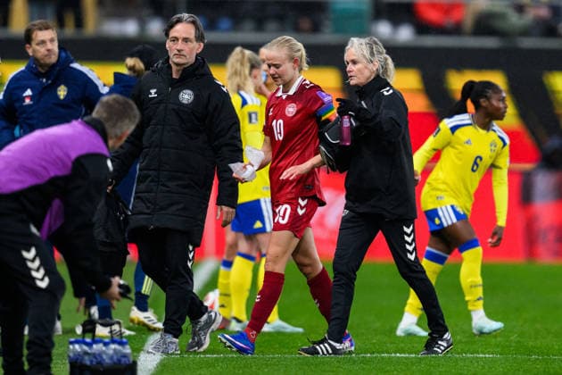 260414 Pernille Harder of Denmark recieves medical attention during the FIFA Women s World Cup Qualifier football match between Sweden and Denmark on April 14, 2026 in Gothenburg. Photo: Carl Sandin BILDBYRAN kod CS CS0928 fotboll football soccer fotball vm-kval kval fifa womens world cup qualifier qualifier sverige sweden danmark denmark dam bbeng women kvinner Copyright: CARLxSANDIN BB260414CS030