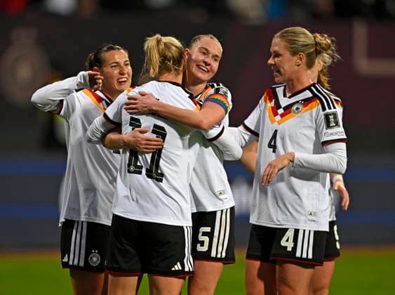 14.04.2026, WM-Qualifikation Europa, Frauen 2026, 3.Spieltag, Deutschland - Österreich, im Max-Morlock-Stadion Nürnberg, Torjubel Lea Schüller (Deutschland) umarnt Janina Minge (Deutschland) und Rebecca Knaak (Deutschland)