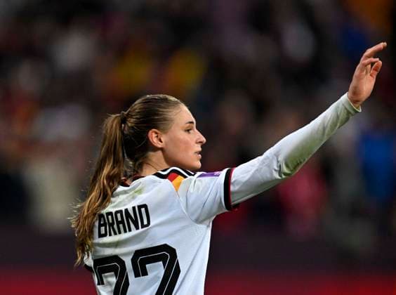 14.04.2026, WM-Qualifikation Europa, Frauen 2026, 3.Spieltag, Deutschland - Österreich, im Max-Morlock-Stadion Nürnberg, Jule Brand (Deutschland) winkt.