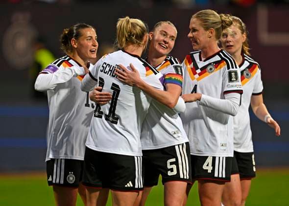 14.04.2026, WM-Qualifikation Europa, Frauen 2026, 3.Spieltag, Deutschland - Österreich, im Max-Morlock-Stadion Nürnberg, v.l. Carlotta Wamser (Deutschland), Lea Schüller (Deutschland), Janina Minge (Deutschland), Rebecca Knaak (Deutschland) und Sjoeke Nüsken (Deutschland) jubeln.