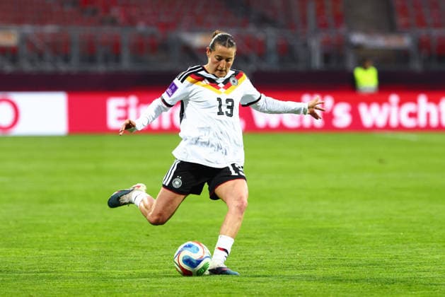 Carlotta Wamser (13, Deutschland) beim Spiel zwischen Deutschland v Österreich, Fußball, Frauen, Frauen-WM-Qualifikation, 2025 2026, 3.Spieltag am 14.04.2026 in Nürnberg, Max-Morlock-Stadion. Bayern Deutschland