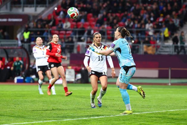 Mariella El Sherif (1, Österreich) vor Selina Cerci (15, Deutschland) beim Spiel zwischen Deutschland v Österreich, Fußball, Frauen, Frauen-WM-Qualifikation, 2025 2026, 3.Spieltag am 14.04.2026 in Nürnberg, Max-Morlock-Stadion. Bayern Deutschland