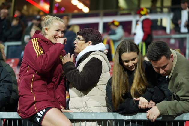 Lea Schüller (11 Germany) bei ihrer Mama nach dem Länderspiel zwischen Deutschland - Österreich am 14.04.2026 in Nürnberg. Nürnberg Max-Morlock-Stadion Bayern Deutschland