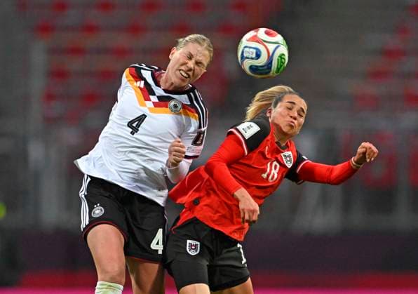 14.04.2026, WM-Qualifikation Europa, Frauen 2026, 3.Spieltag, Deutschland - Österreich, im Max-Morlock-Stadion Nürnberg, v.l. Rebecca Knaak (Deutschland) gegen Julia Hickelsberger (Österreich)
