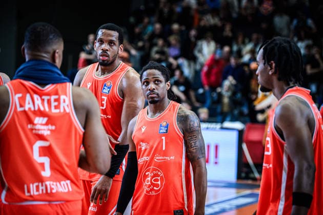 easycredit BBL Basketball Bundesliga 2025 2026 Nachholspiel 23. Spieltag 14.04.2026 Science City Jena vs Basketball Löwen Braunschweig tiefe Enttäuschung in den Gesichtern der Spieler von Jena nach der Heimniederlage. Mitte Uchenna Iroegbu, links daneben William McNair Sparkassen Arena