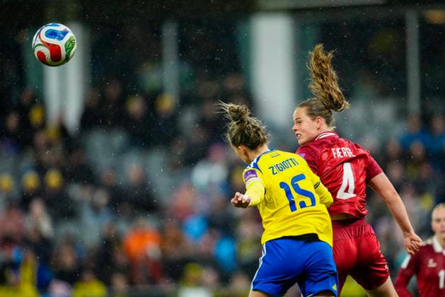 GOTHENBURG, SWEDEN 20260414 Sweden s Julia Zigiotti Olme and Denmark s Emma Skou Faerge in a header duel during Tuesday s World Cup qualifying soccer match between Sweden and Denmark at Gamla Ullevi in Gothenburg. GÖTEBORG SWEDEN x9200x