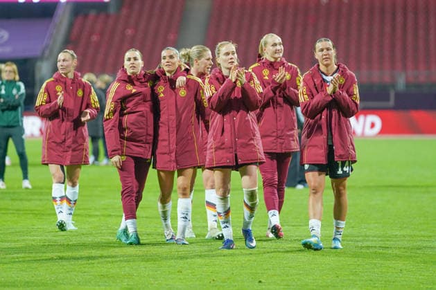 Die deutschen Spielerinnen Laura Freigang (10 Germany) , Selina Cerci (15 Germany) , Sjoeke Nüsken (9 Germany) , Larissa Mühlhaus (14 Germany) bedanken sich bei den Fans nach dem Länderspiel zwischen Deutschland - Österreich am 14.04.2026 in Nürnberg. Nürnberg Max-Morlock-Stadion Bayern Deutschland