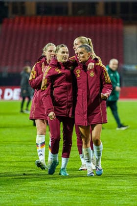 Laura Freigang und Selina Cerci (15 Germany) nach dem Länderspiel zwischen Deutschland - Österreich am 14.04.2026 in Nürnberg. Nürnberg Max-Morlock-Stadion Bayern Deutschland