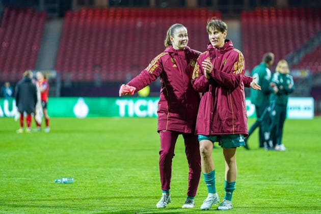 Stina Johannes (12 Germany) und Ann Katrin Berger (1 Germany)nach dem Länderspiel zwischen Deutschland - Österreich am 14.04.2026 in Nürnberg. Nürnberg Max-Morlock-Stadion Bayern Deutschland